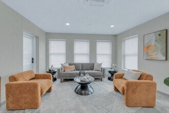 375 Cummins Hwy in Boston, MA - Foto de edificio - Building Photo