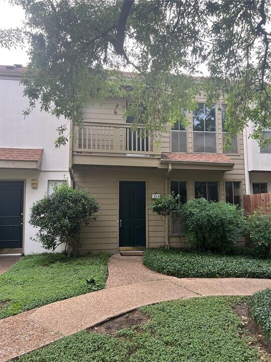 2100 Tanglewilde St in Houston, TX - Building Photo