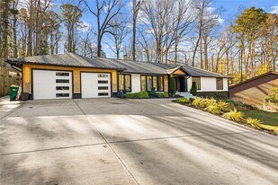 915 Lost Forest Dr NW in Atlanta, GA - Building Photo