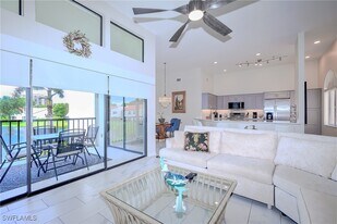 661 Windsurf Ln in Naples, FL - Building Photo