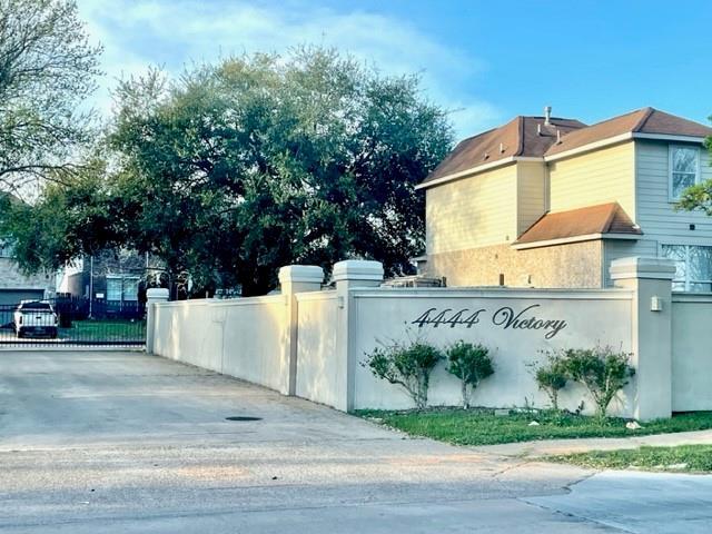 4444 Victory Dr Photo