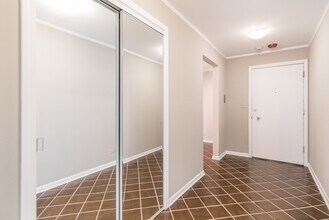 2400 Windsor Mall in Park Ridge, IL - Building Photo - Building Photo