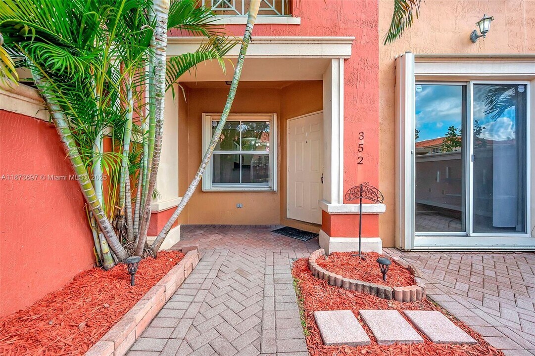 6141 NW 115th Pl in Doral, FL - Building Photo