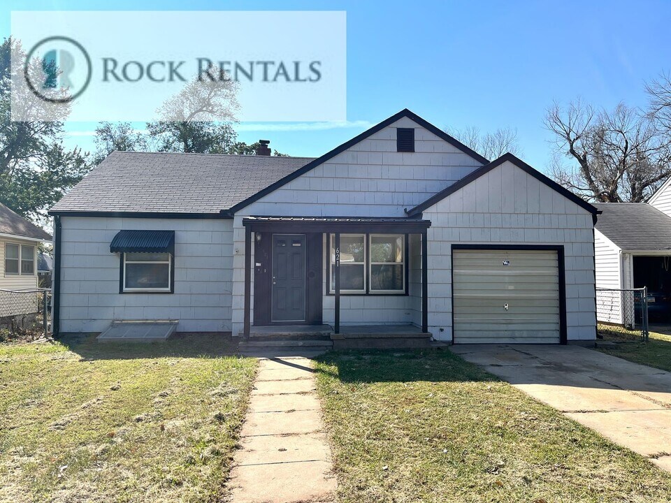 621 E 6th Ave in Hutchinson, KS - Building Photo