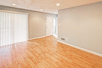 2278 White Cornus Ln in Reston, VA - Foto de edificio - Building Photo