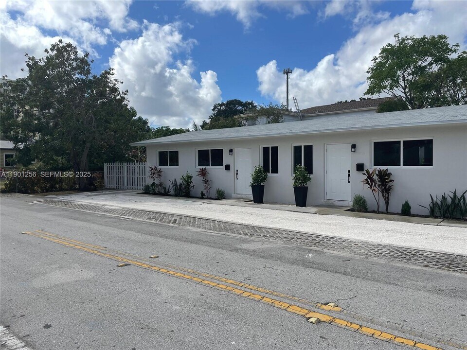 3760 NW 13th Pl in Miami, FL - Building Photo