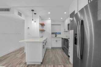 110 Fontainebleau Blvd, Unit 202 in Miami, FL - Building Photo - Building Photo