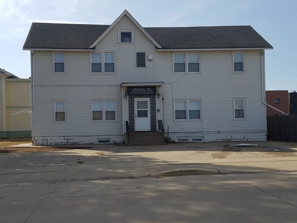 104 1st St SW in Austin, MN - Building Photo