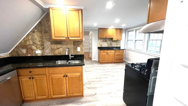 131 Josephine Ave, Unit 3