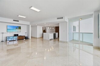 1800 N Bayshore Dr in Miami, FL - Building Photo - Building Photo