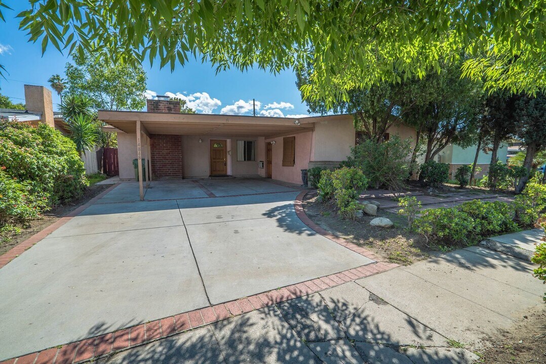 14848 Strathern St in Los Angeles, CA - Building Photo