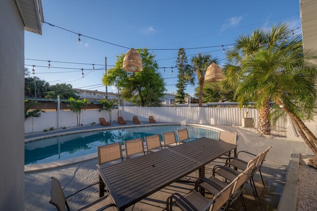 125 Harbor Bluff Dr in Largo, FL - Building Photo - Building Photo