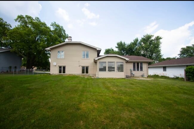 1115 Sioux Dr in Crown Point, IN - Building Photo - Building Photo
