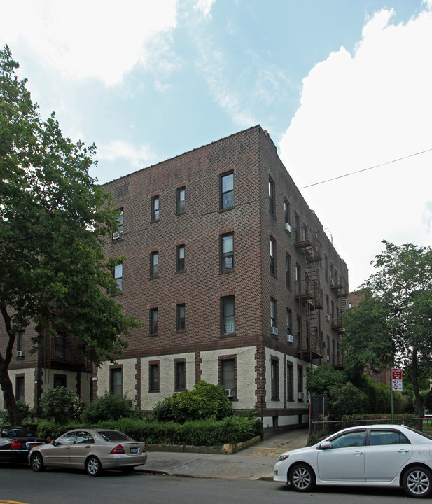 144-53 Roosevelt Ave in Flushing, NY - Building Photo