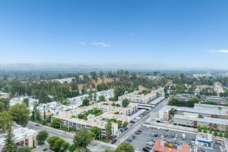 Woodland House Apartments in Woodland Hills, CA - Foto de edificio - Building Photo
