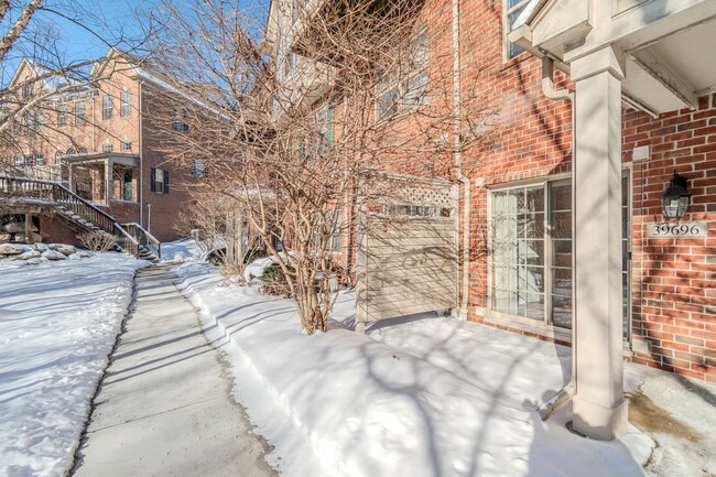 39696 Rockcrest Ln in Northville, MI - Foto de edificio - Building Photo