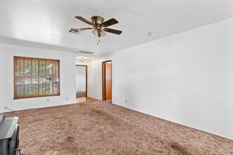 23632 N Dustin Rd in Acampo, CA - Building Photo - Interior Photo