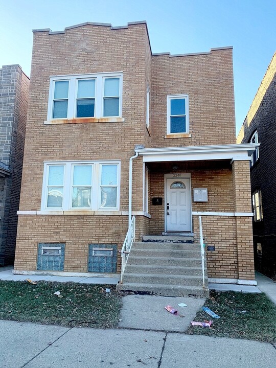 2240 N Laramie Ave in Chicago, IL - Building Photo