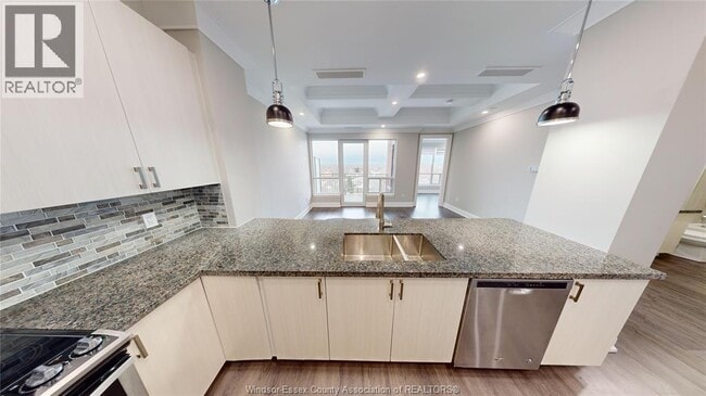 property at 121 King St W