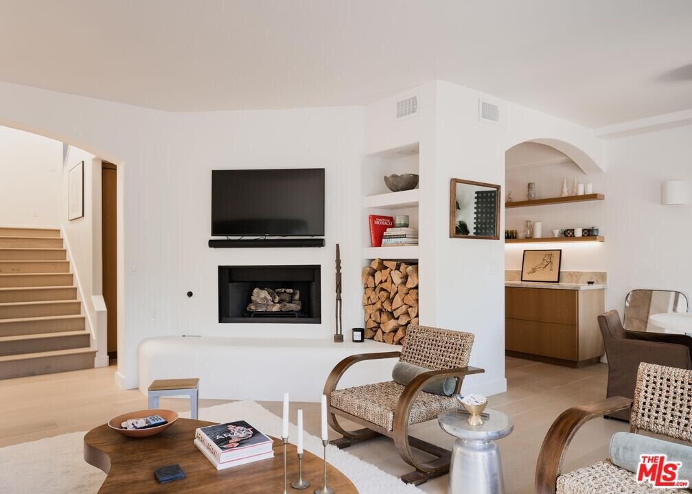 6435 Zumirez Dr in Malibu, CA - Building Photo