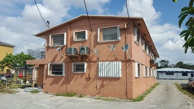 180 E 9th St in Hialeah, FL - Building Photo - Building Photo