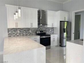 3738 SE Santa Barbara Pl in Cape Coral, FL - Foto de edificio - Building Photo