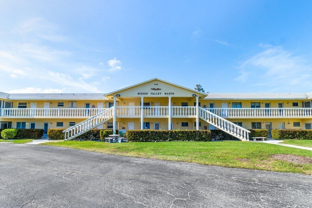 125 W Hidden Valley Blvd in Boca Raton, FL - Building Photo