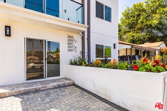 2055 1/2 S Garth Ave in Los Angeles, CA - Building Photo - Building Photo