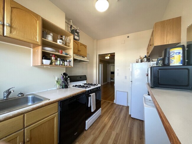 1691 Commonwealth Ave, Unit #27 in Boston, MA - Building Photo - Building Photo