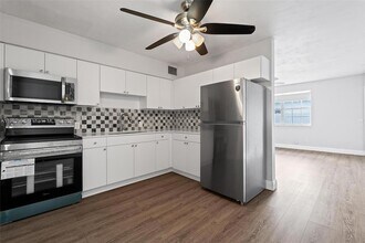 11441 SW 2nd St, Unit 11443 in Miami, FL - Building Photo - Building Photo