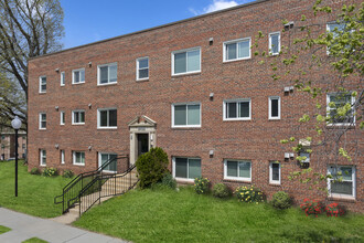 Hanover Courts in Washington, DC - Building Photo - Building Photo