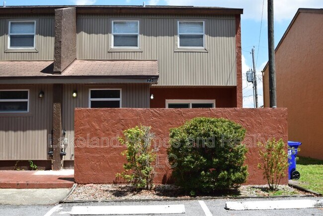 945 Castle Way in Lakeland, FL - Building Photo - Building Photo