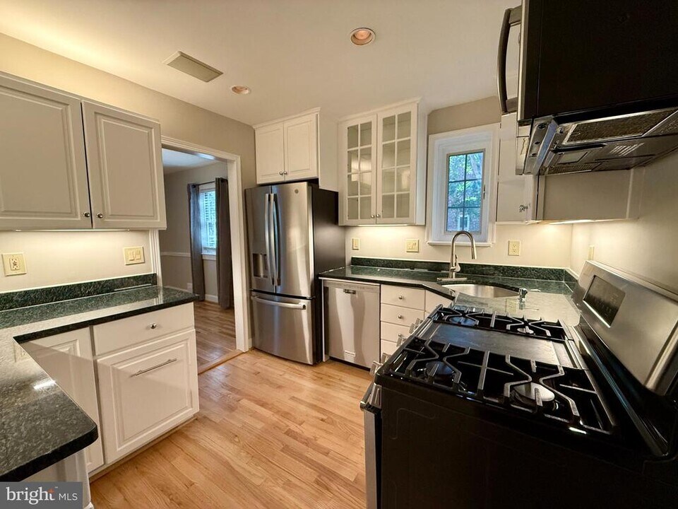 2104 N Jefferson St in Arlington, VA - Building Photo