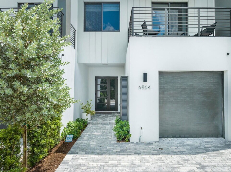 6864 SW 80th St in South Miami, FL - Building Photo