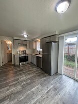 1255 E Van Buren Ave in Cottage Grove, OR - Building Photo