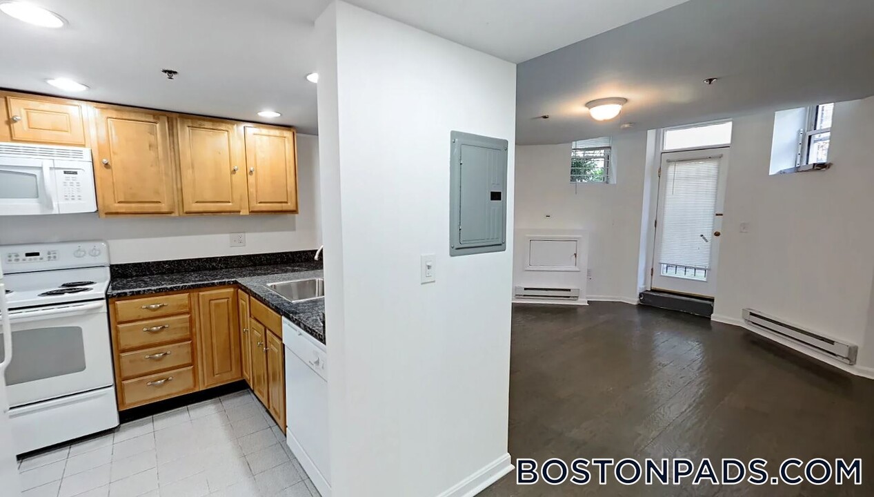 36 Queensberry St in Boston, MA - Building Photo