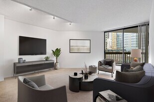 Asbury Plaza in Chicago, IL - Building Photo