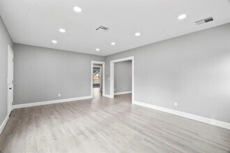 1313 Elm St in Baytown, TX - Building Photo - Building Photo