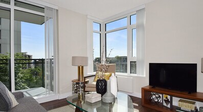 175 14th St W in North Vancouver, BC - Building Photo - Building Photo