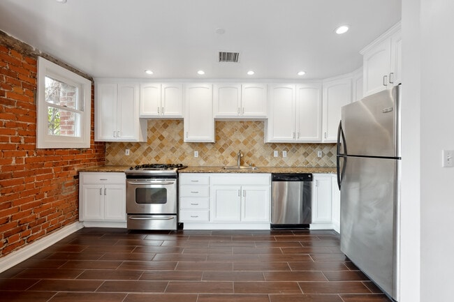 1236 N Flores St in West Hollywood, CA - Building Photo - Interior Photo