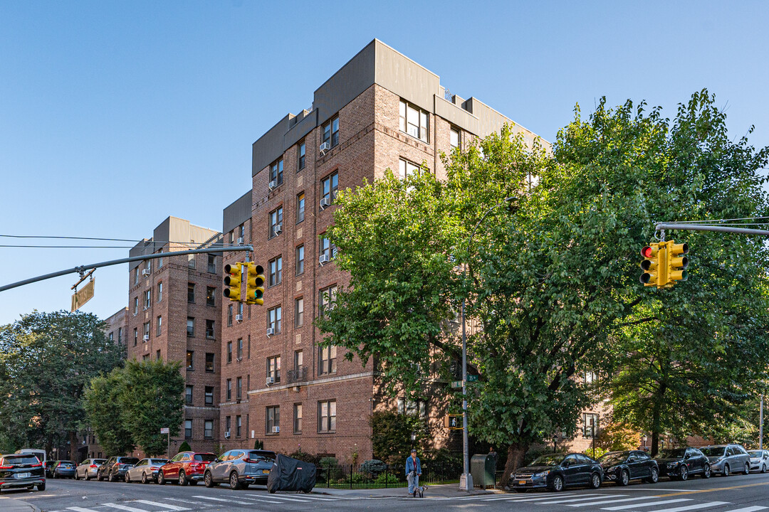 7711 35th Ave in Jackson Heights, NY - Foto de edificio