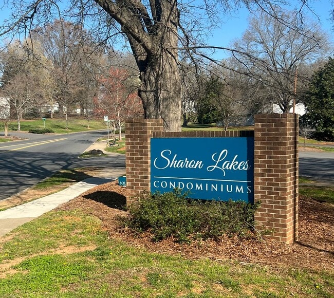 2004 Stoney Point Ln in Charlotte, NC - Building Photo - Building Photo