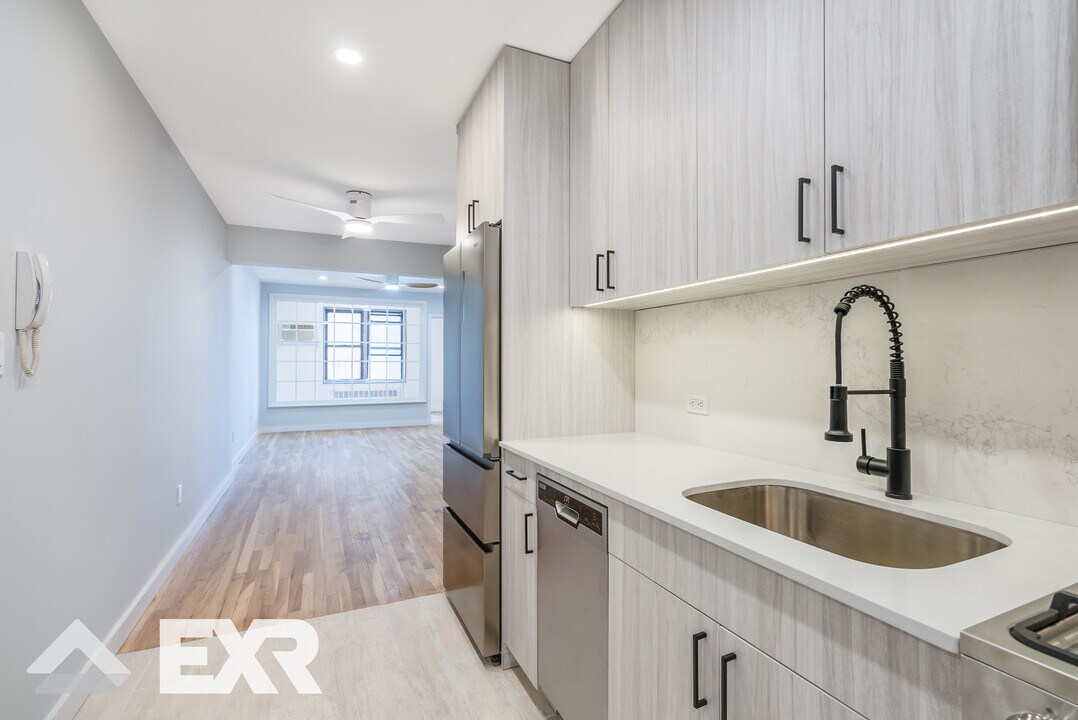 1418 York Ave, Unit 6G in New York, NY - Building Photo