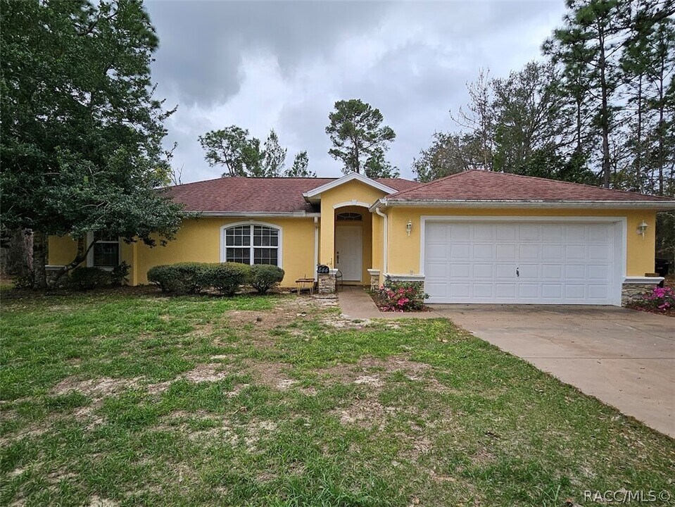 844 W Wycliffe Ln in Citrus Springs, FL - Building Photo