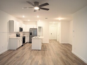 223 SE Woodbark St in Port St. Lucie, FL - Foto de edificio - Building Photo