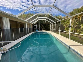 300 SW 24th Pl in Cape Coral, FL - Building Photo