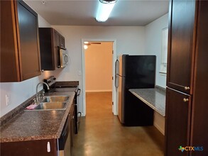 1037 W Court St in Seguin, TX - Foto de edificio - Building Photo