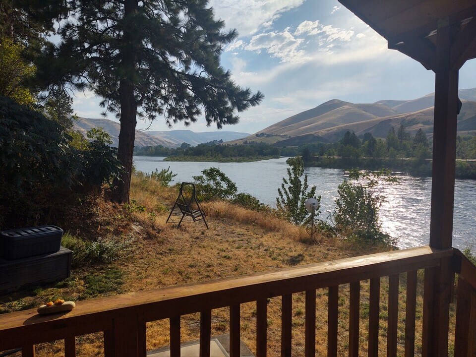 24245 Hewett Rd in Juliaetta, ID - Building Photo