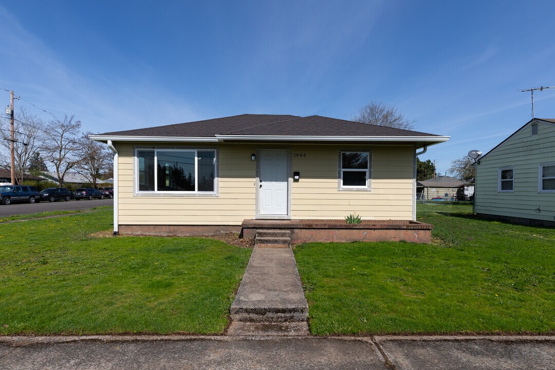 1944 Tualatin St in Saint Helens, OR - Building Photo