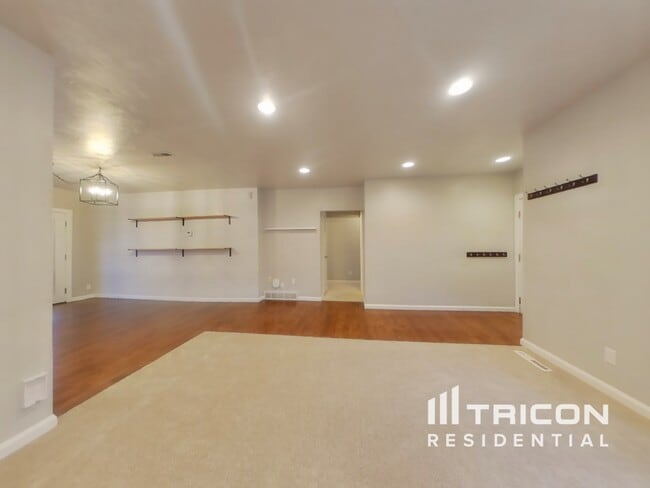 6111 S 520 E in Murray, UT - Foto de edificio - Building Photo